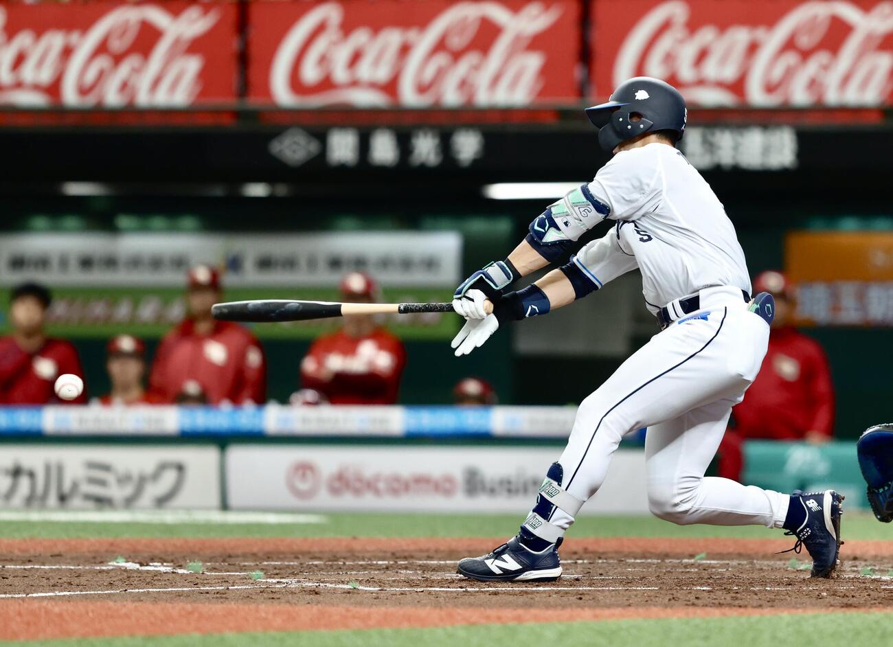 西武対楽天　2回裏西武1死、二塁打を放つ外崎（撮影・河田真司）