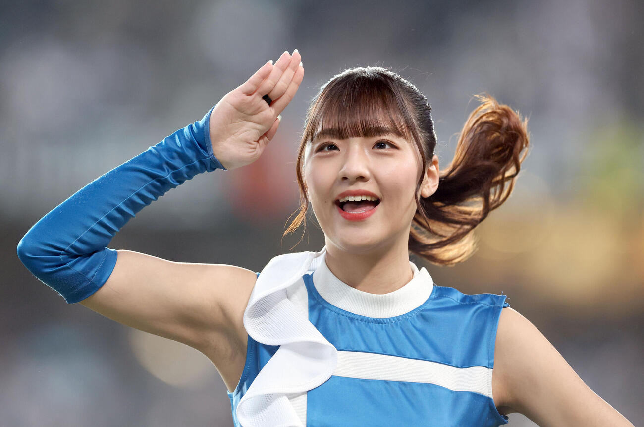 ファイターズガール時代に球場で踊る工藤彩音さん（2023年5月）