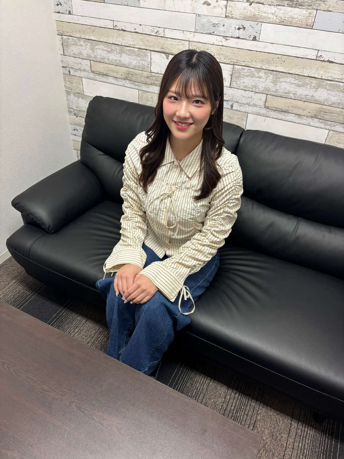 インタビューに応じる工藤