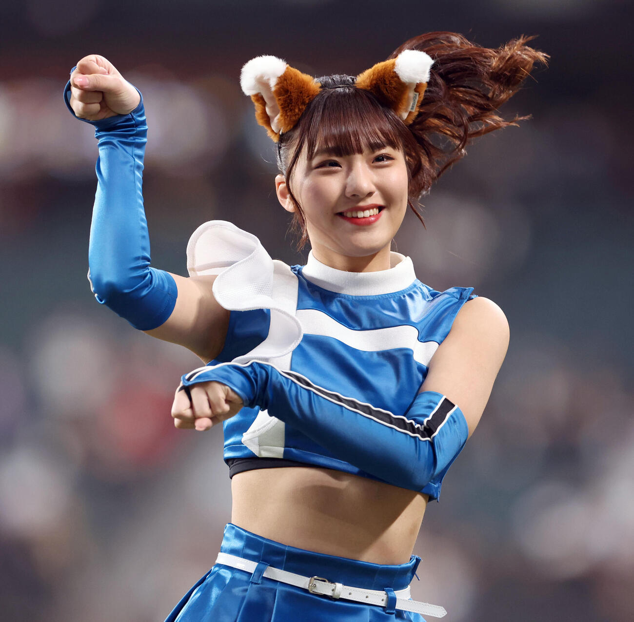 「きつねダンス」を踊るファイターズガールの工藤彩音（2023年5月撮影）