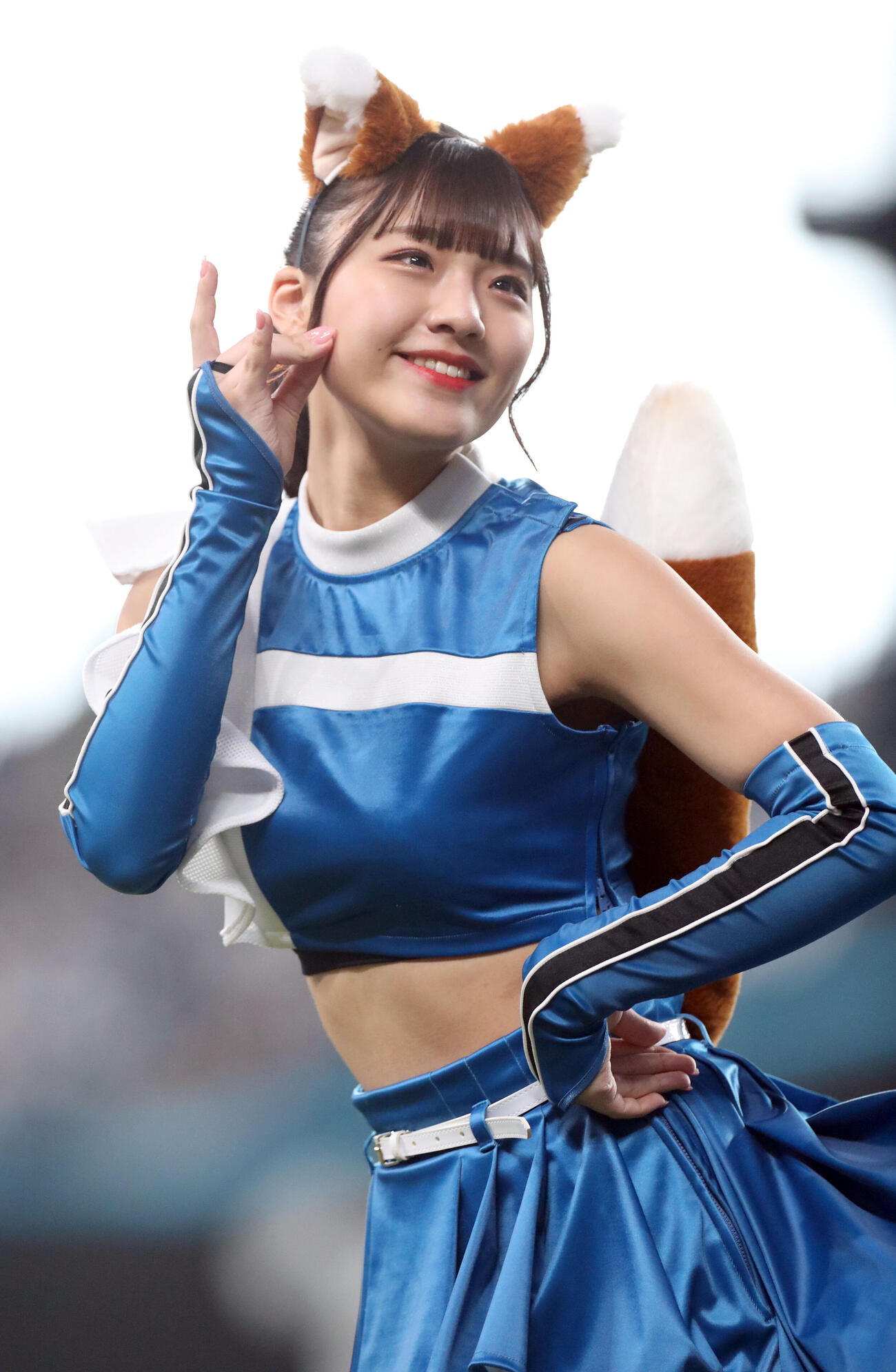 「きつねダンス」を踊るファイターズガールの工藤彩音（2023年5月撮影）