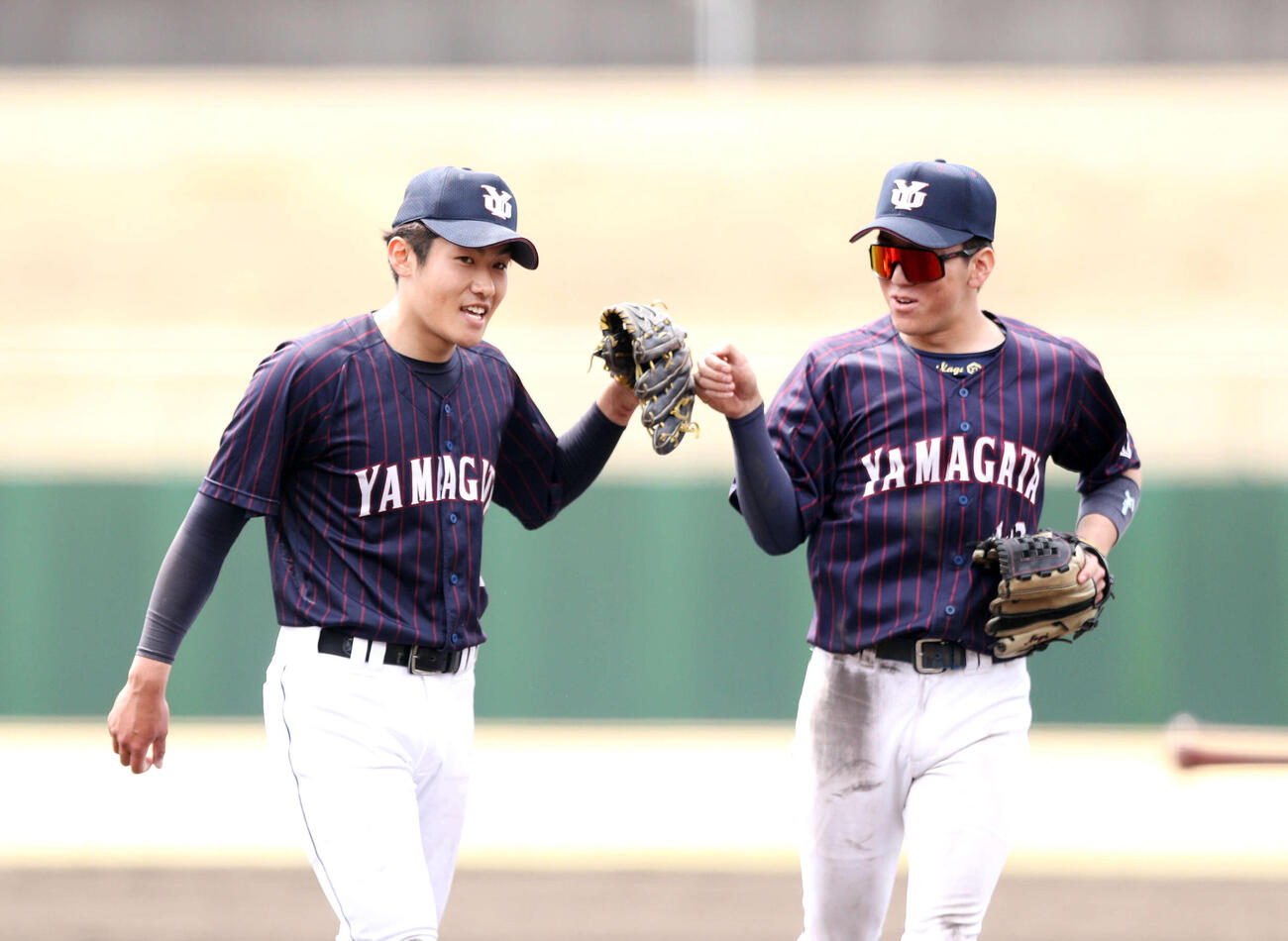 福島大対山形大　勝利を喜ぶ山形大・佐藤（左）（撮影・木村有優）