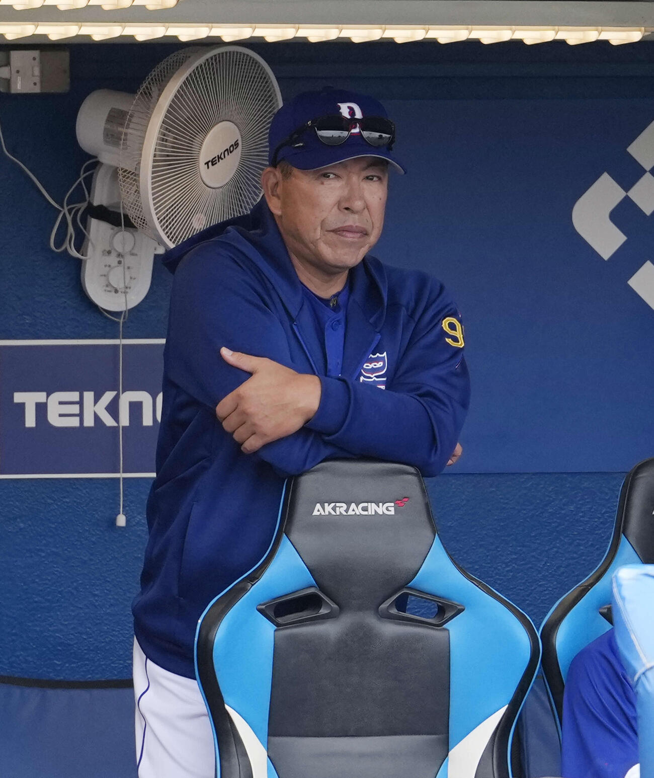 1回表、戦況を見つめる中日井上監督（撮影・小島史椰）
