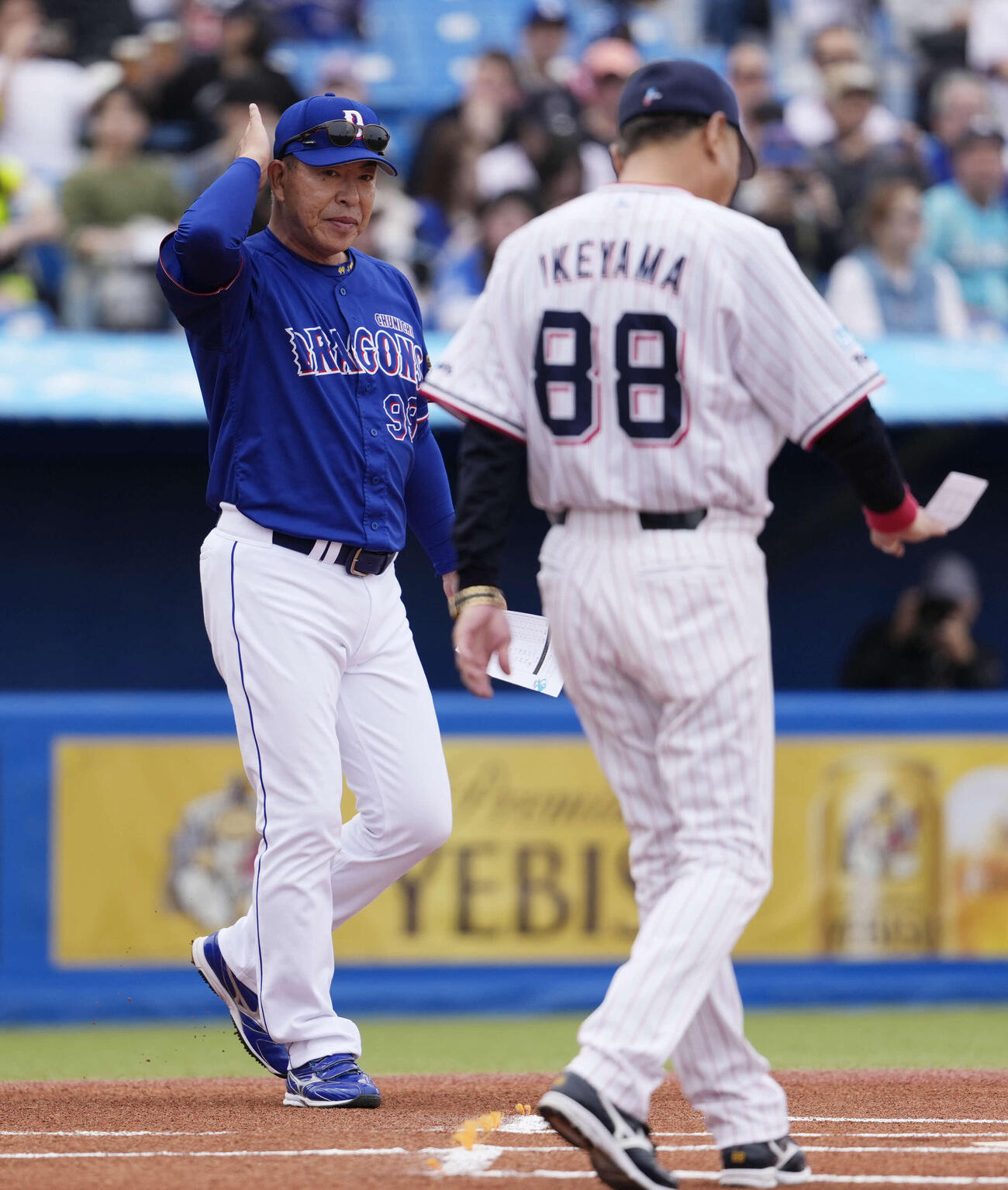 ヤクルト対中日　メンバー表交換に向かう中日井上監督（左）（撮影・小島史椰）