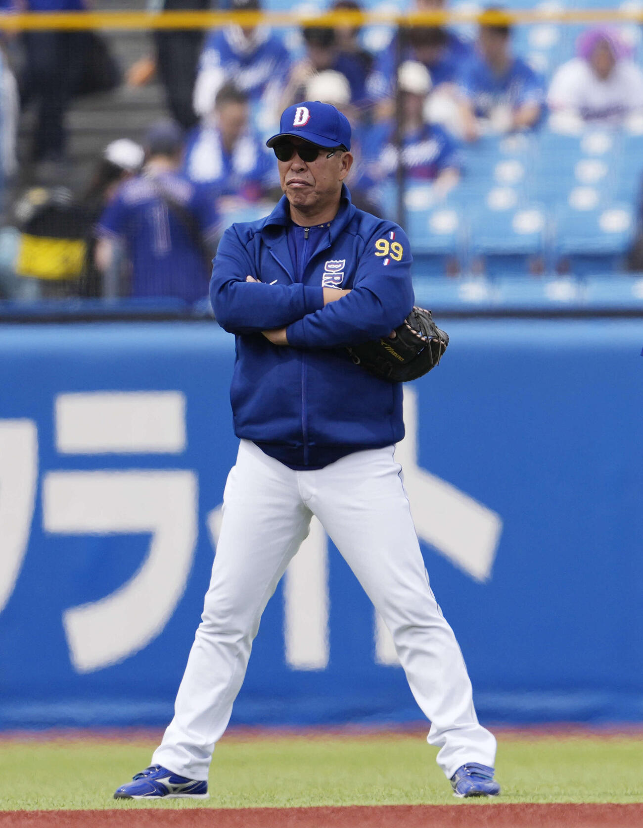 ヤクルト対中日　試合前練習で遊撃手に入る中日井上監督（撮影・小島史椰）