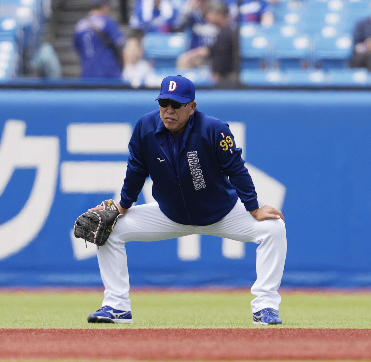 ヤクルト対中日　試合前練習で遊撃手に入る中日井上監督（撮影・小島史椰）