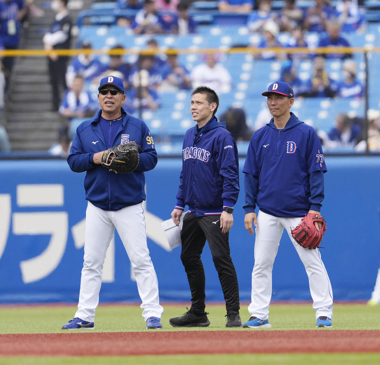 ヤクルト対中日　試合前練習で遊撃手に入る中日井上監督（左）（撮影・小島史椰）