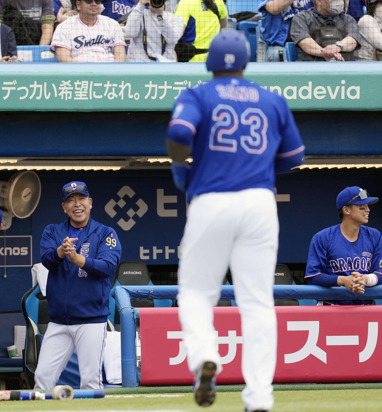 ヤクルト対中日　6回表中日1死二塁、花田の適時打で生還したサノーを笑顔で迎える井上監督（撮影・小島史椰）