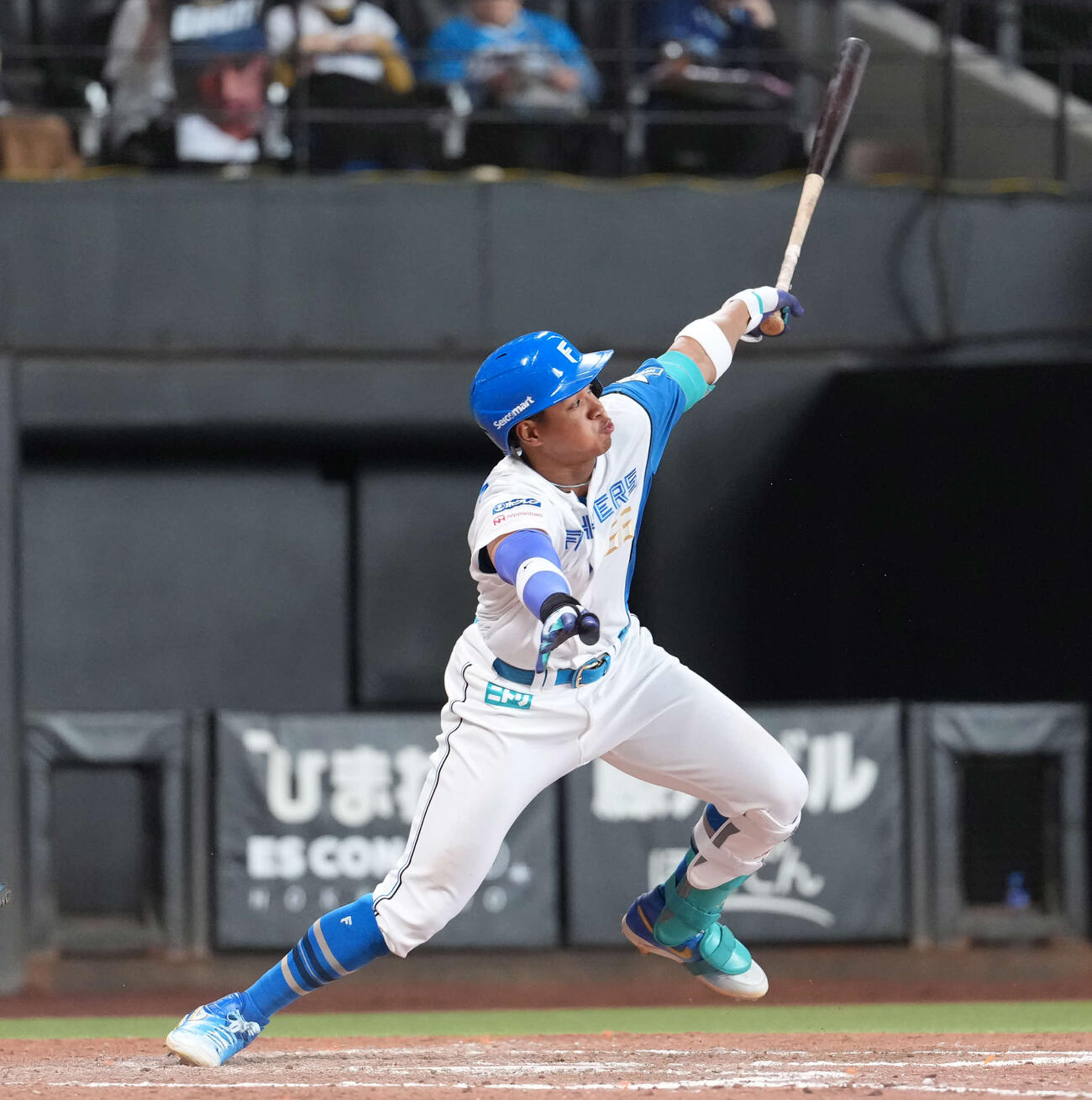日本ハム対オリックス　7回裏日本ハム2死一、二塁、3点本塁打を放つ万波（撮影・井上学）
