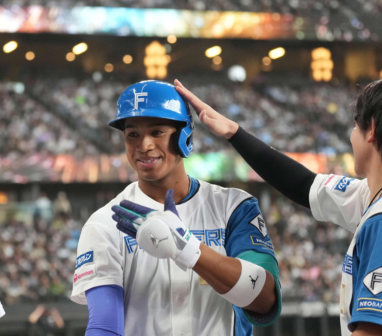 日本ハム対オリックス　7回裏日本ハム2死一、二塁、3点本塁打を放ち生還する万波（右端）（撮影・井上学）