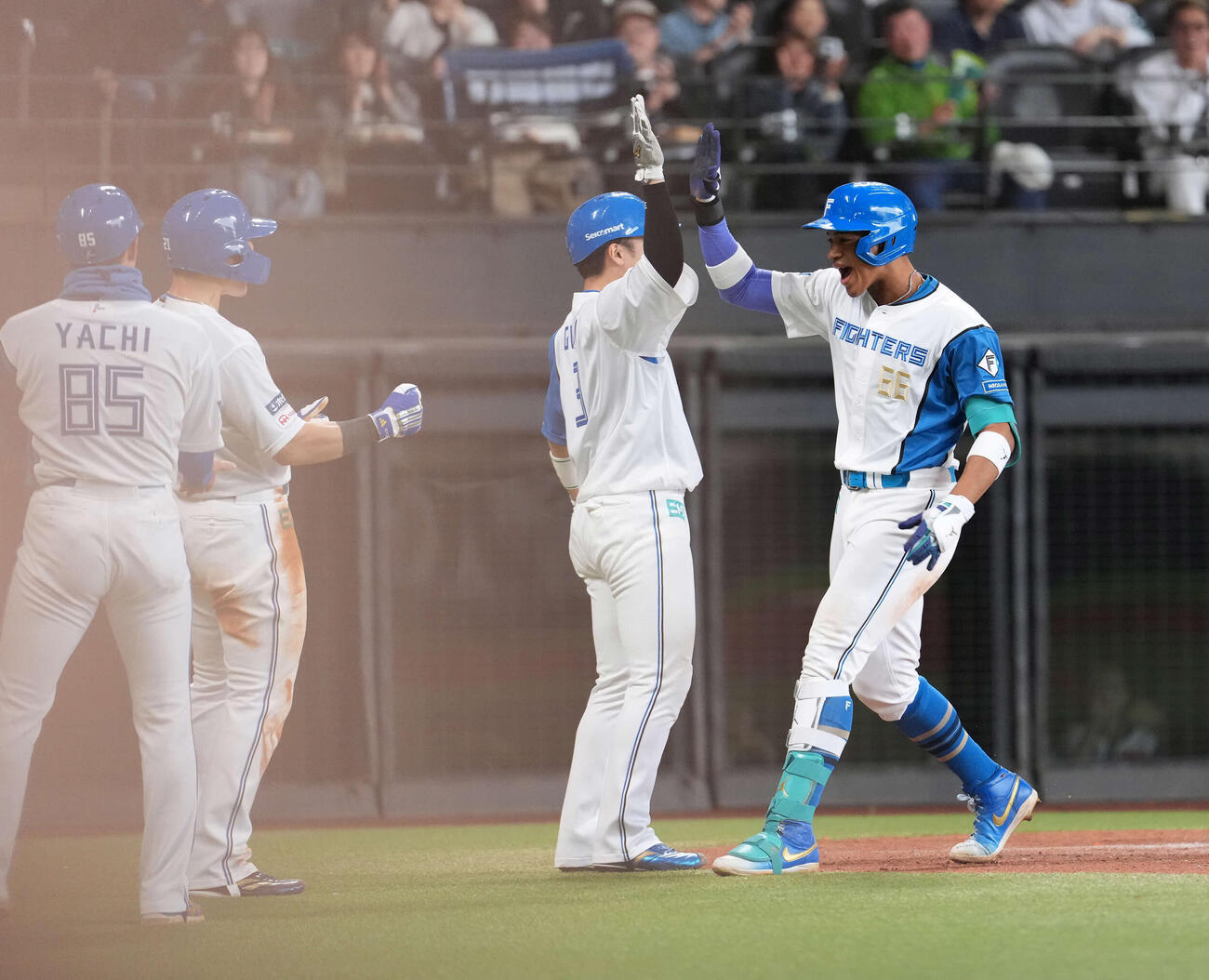 日本ハム対オリックス　7回裏日本ハム2死一、二塁、3点本塁打を放ち生還する万波（右端）（撮影・井上学）