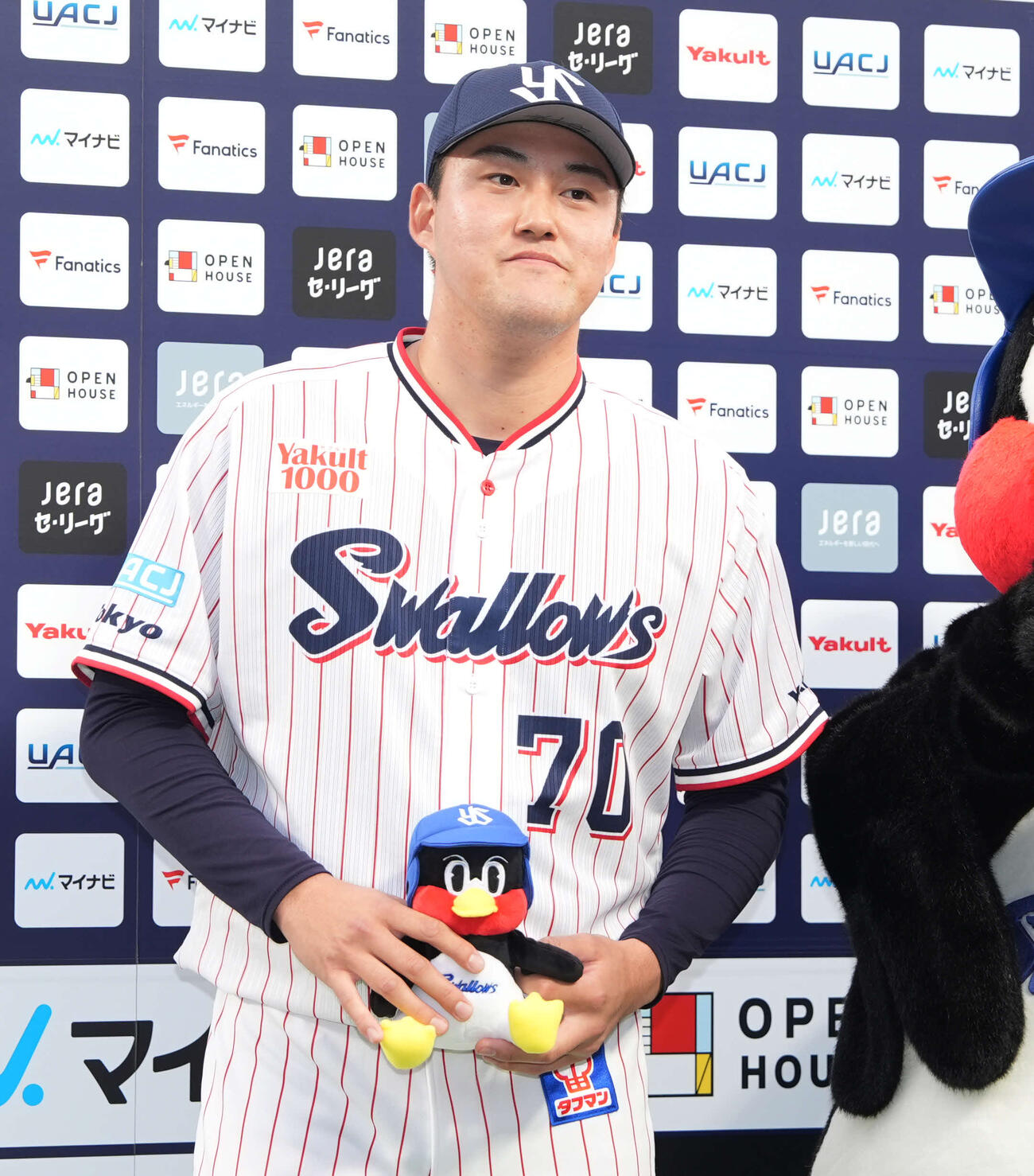 ヤクルト対中日　中日に勝利しヒーローインタビューを受けるプロ初勝利のヤクルト広沢（撮影・小島史椰）