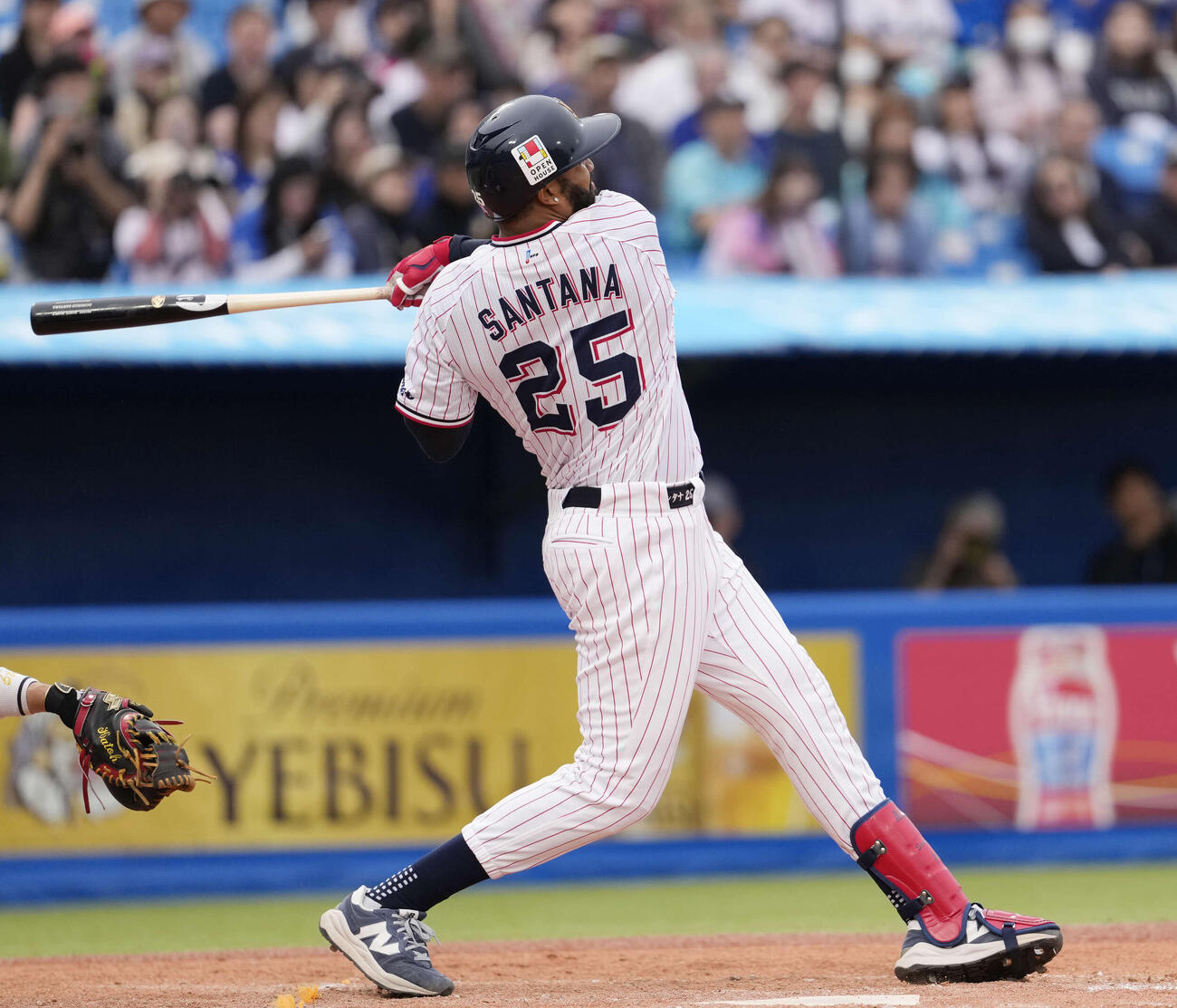 ヤクルト対中日　7回裏ヤクルト無死一塁、勝ち越しの2点本塁打を放つサンタナ（撮影・小島史椰）