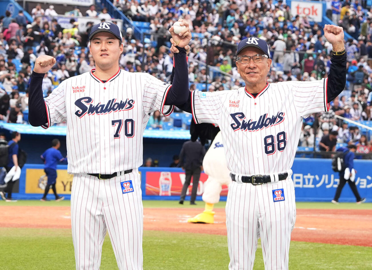 ヤクルト対中日　プロ初勝利しガッツポーズをする広沢（左）とヤクルト池山監督（撮影・小島史椰）