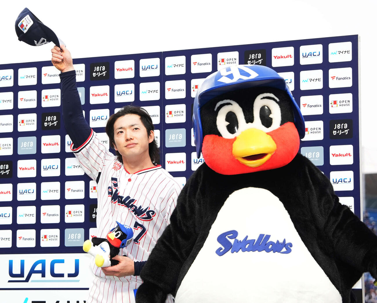 ヤクルト対中日　中日に勝利しヒーローインタビューを受けるヤクルト長岡（撮影・小島史椰）