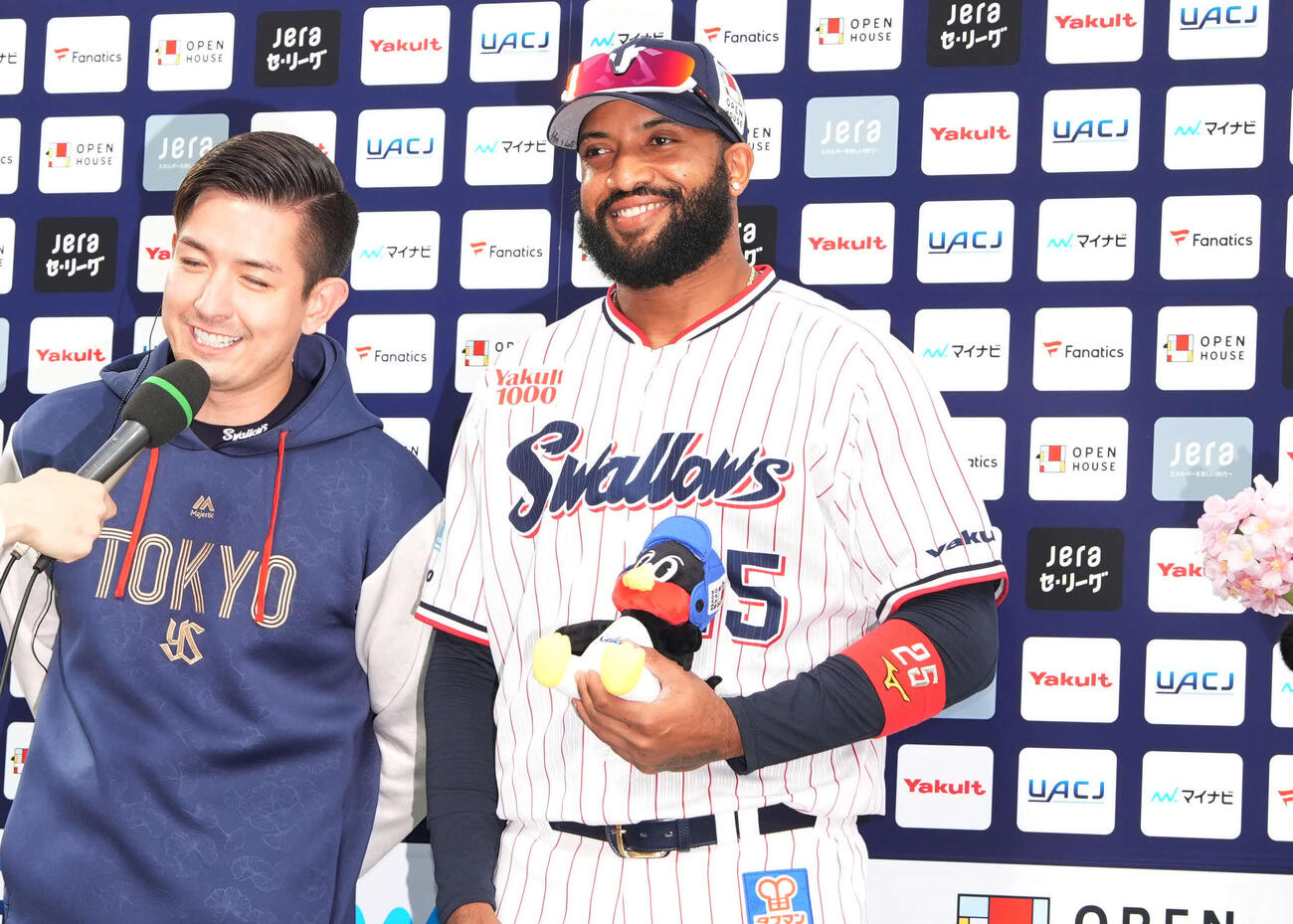 ヤクルト対中日　中日に勝利しヒーローインタビューを受けるヤクルトサンタナ（撮影・小島史椰）