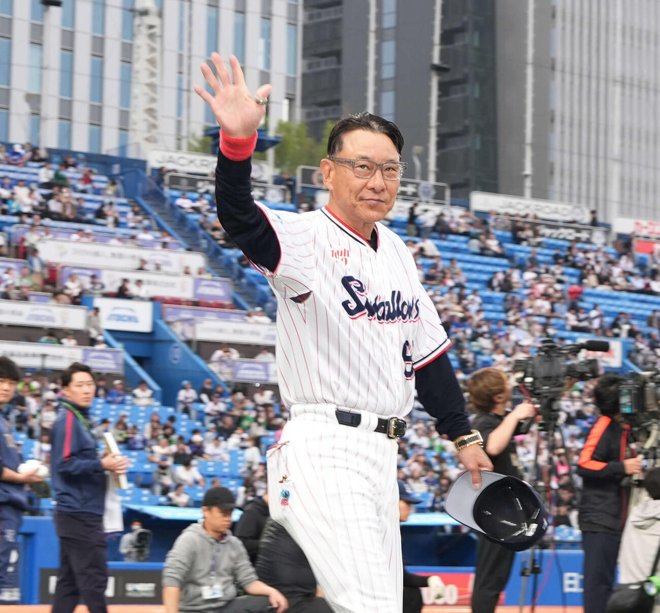 ヤクルト対中日　中日に勝利しスタンドに手を振るヤクルト池山監督（撮影・小島史椰）