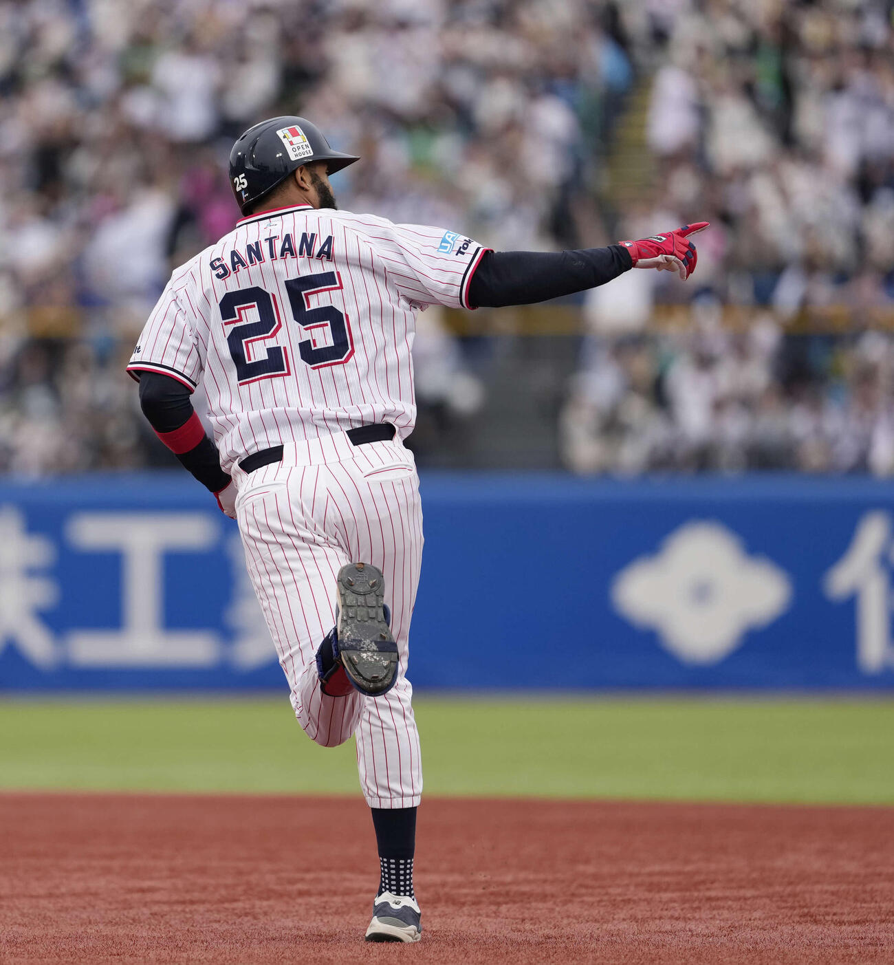 ヤクルト対中日　7回裏ヤクルト無死一塁、勝ち越しの2点本塁打を放つサンタナ（撮影・小島史椰）