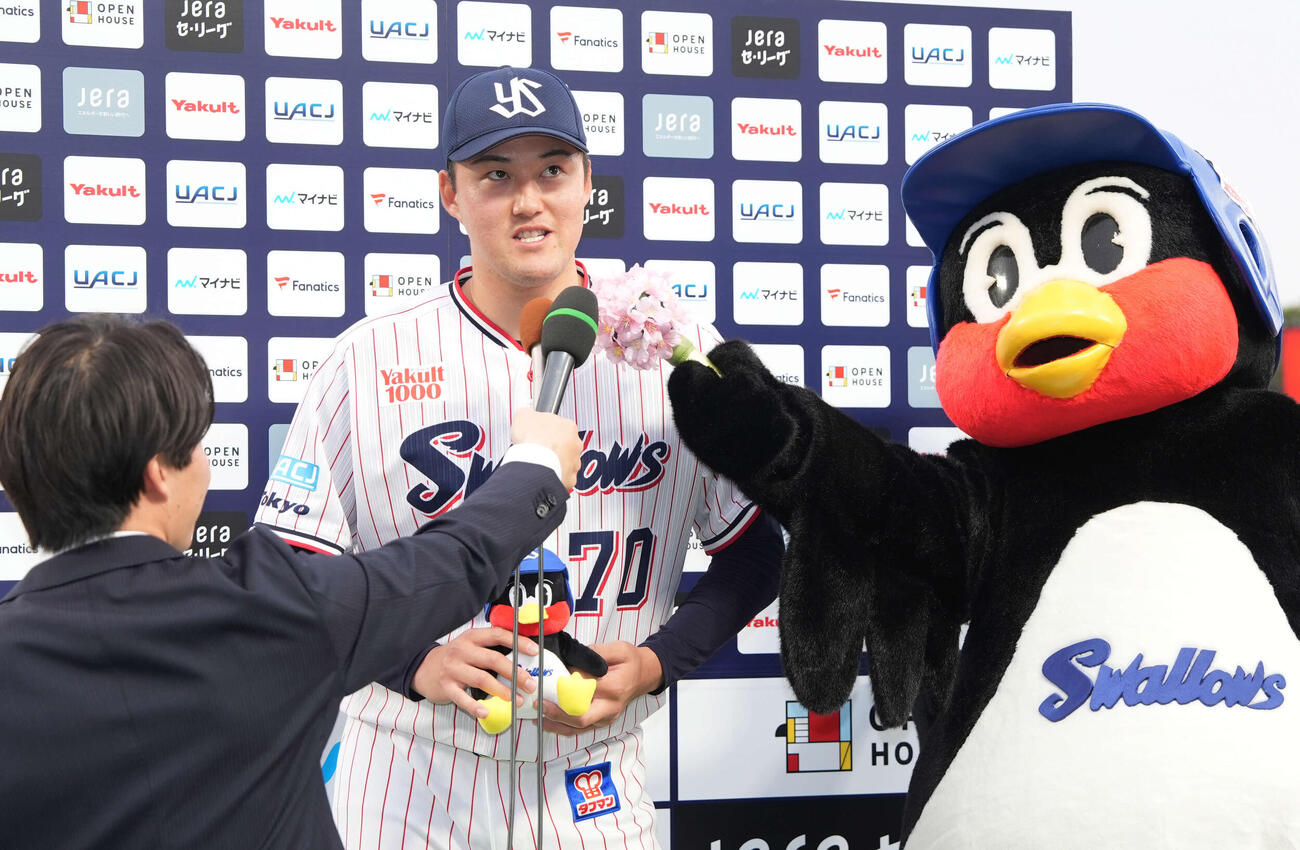 ヤクルト対中日　中日に勝利しヒーローインタビューを受けるプロ初勝利のヤクルト広沢（撮影・小島史椰）