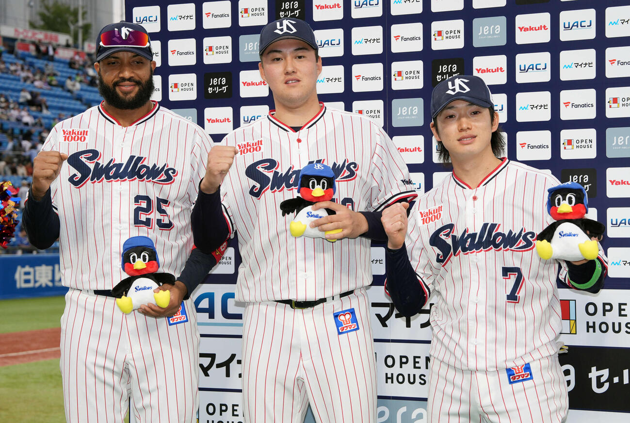 ヤクルト対中日　中日に勝利し写真に納まる、左からサンタナ、広沢、長岡（撮影・小島史椰）