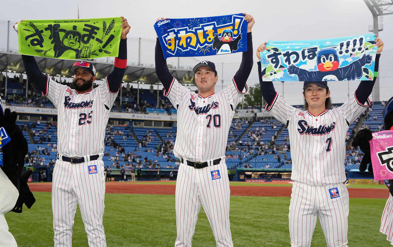 ヤクルト対中日　中日に勝利しタオルを掲げスタンドにあいさつする、左からサンタナ、広沢、長岡（撮影・小島史椰）
