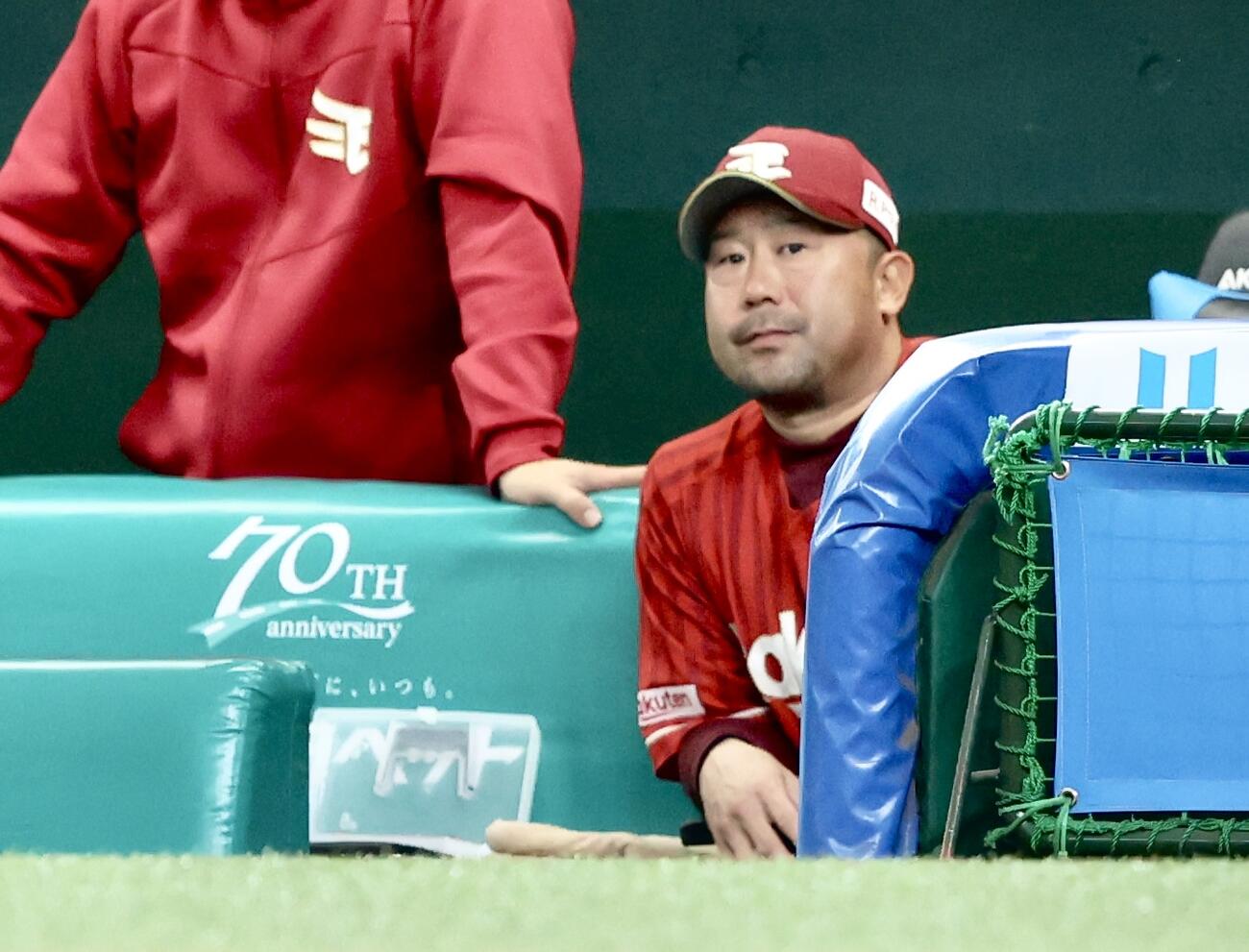西武対楽天　延長10回裏、戦況を見守る三木監督（撮影・河田真司）