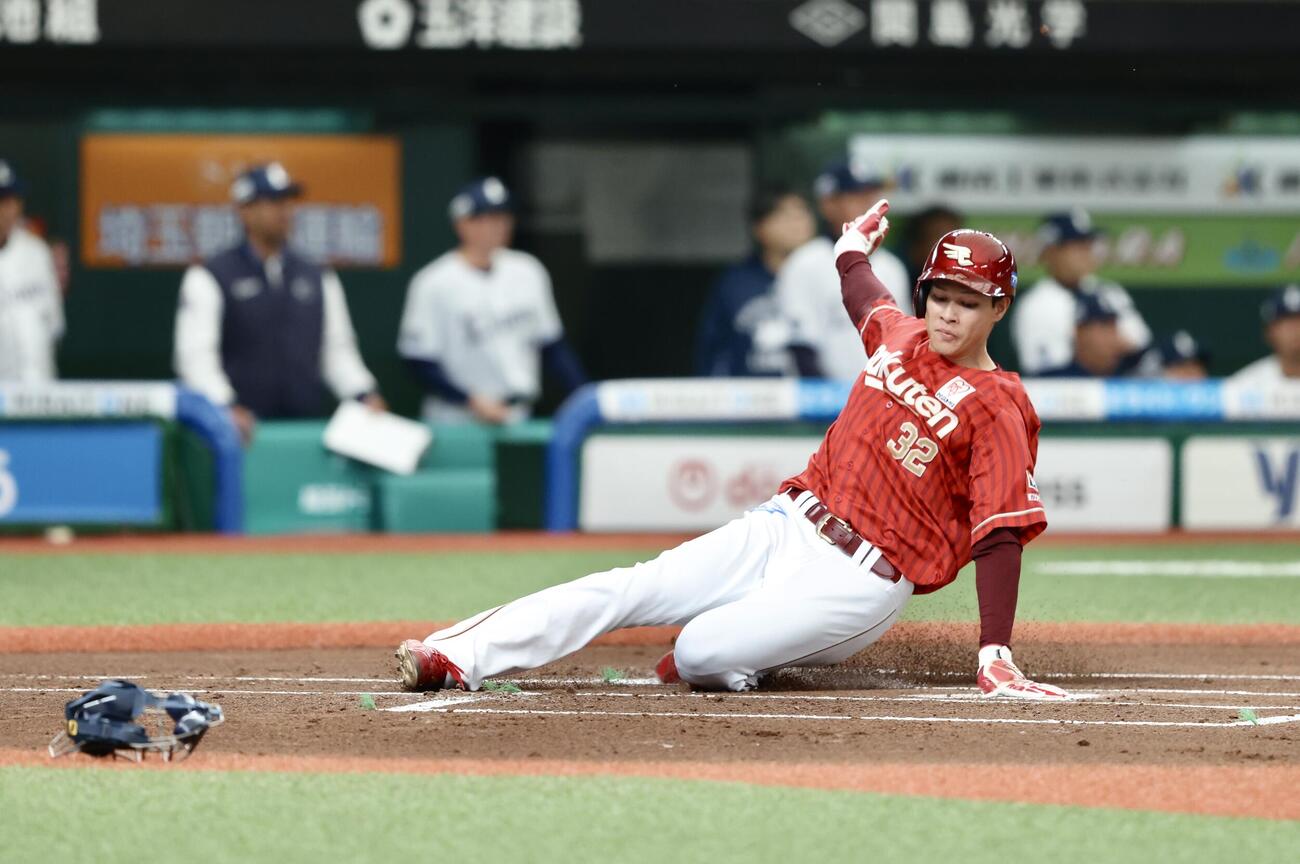西武対楽天　1回表楽天1死一、二塁、ボイトの打球を秋山が落球し生還する中島（撮影・河田真司）