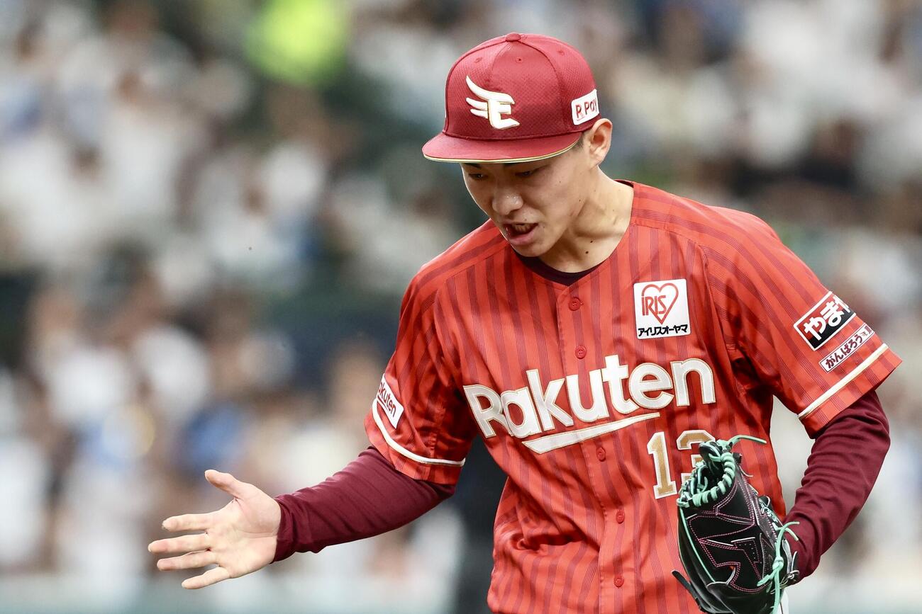 西武対楽天　1回裏を抑えグラブをたたく藤原（撮影・河田真司）