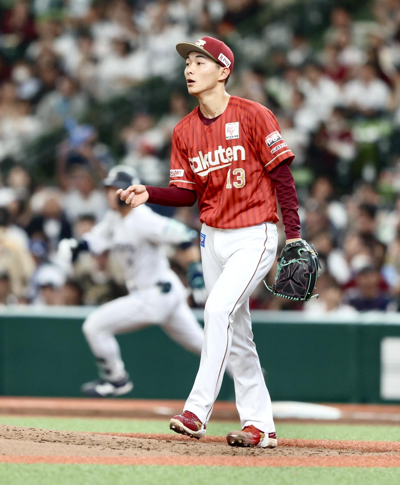 西武対楽天　2回裏西武1死、外崎に二塁打を浴びる藤原（撮影・河田真司）