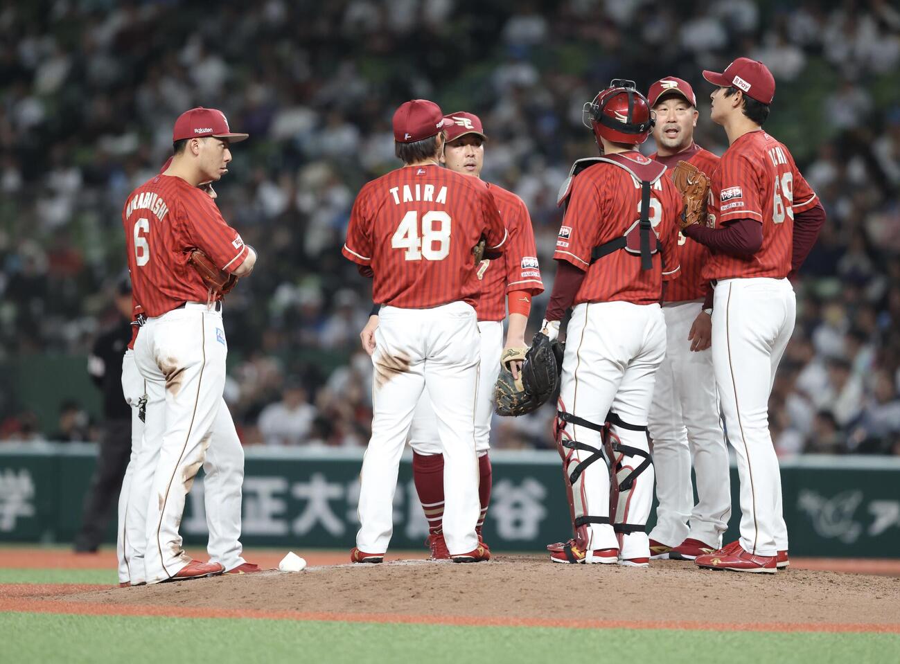 西武対楽天　延長12回裏、マウンドでナインと話す三木監督（右から2人目）（撮影・河田真司）