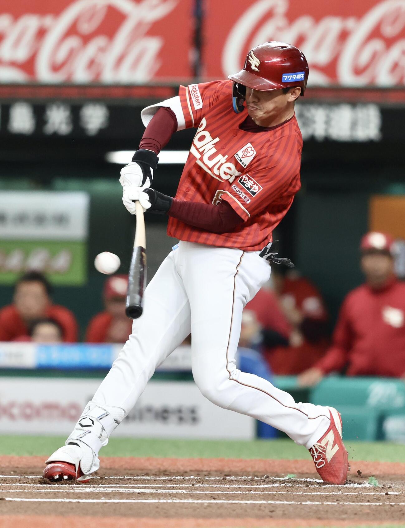西武対楽天　6回表楽天1死、右前打を放つ辰己（撮影・河田真司）