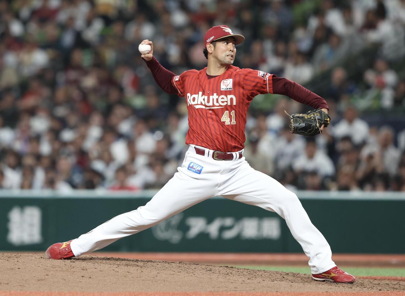 西武対楽天　6回裏、2番手で登板する加冶屋（撮影・河田真司）
