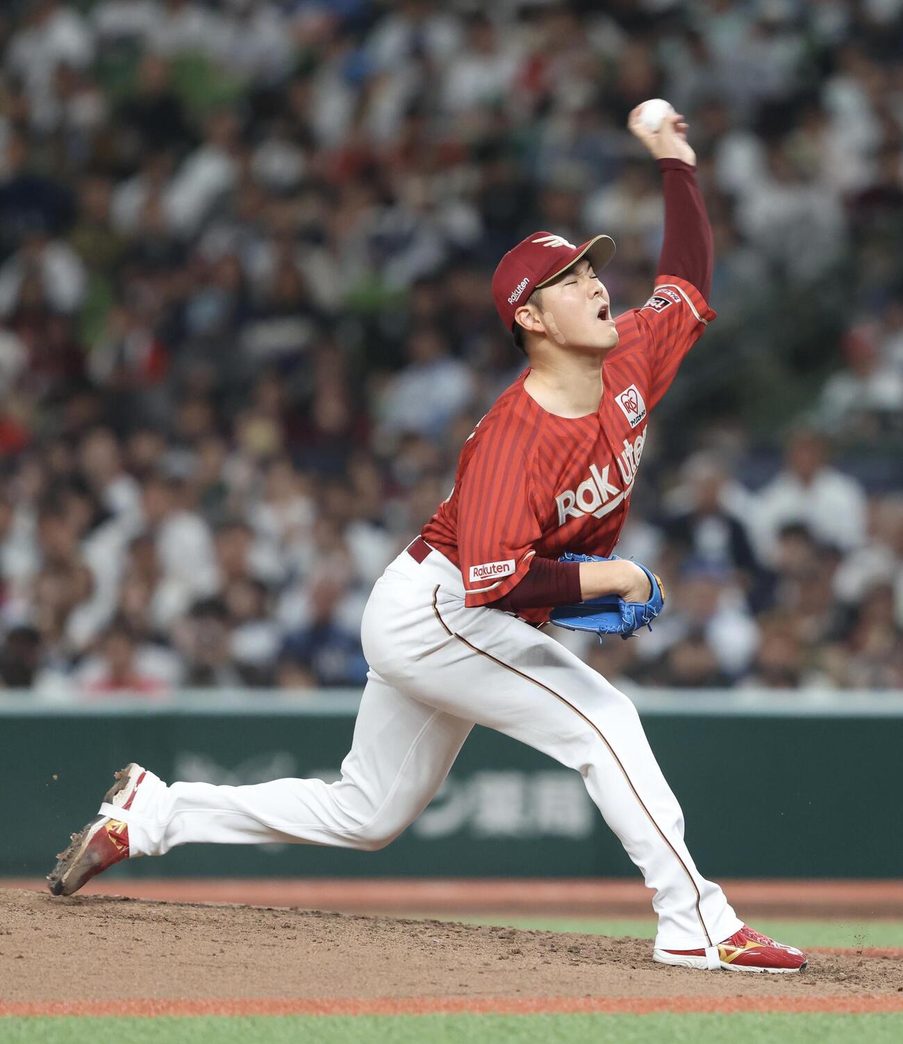 西武対楽天　7回裏、3番手で登板する鈴木翔（撮影・河田真司）