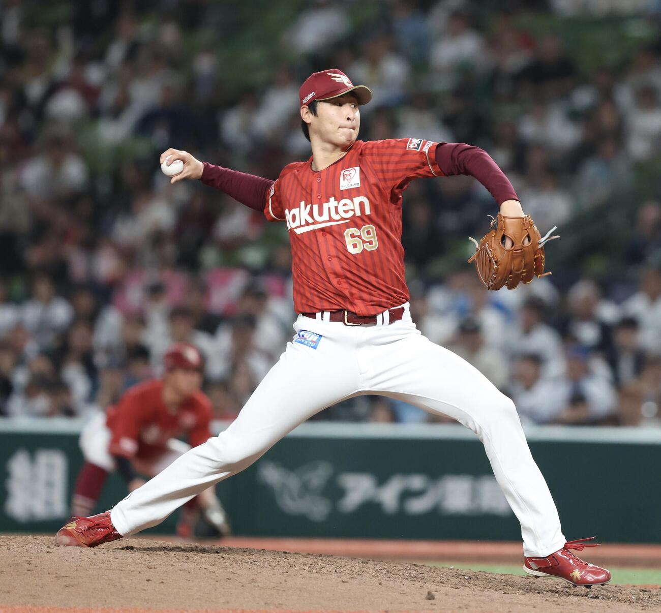 西武対楽天　延長12回裏、8番手で登板する内（撮影・河田真司）
