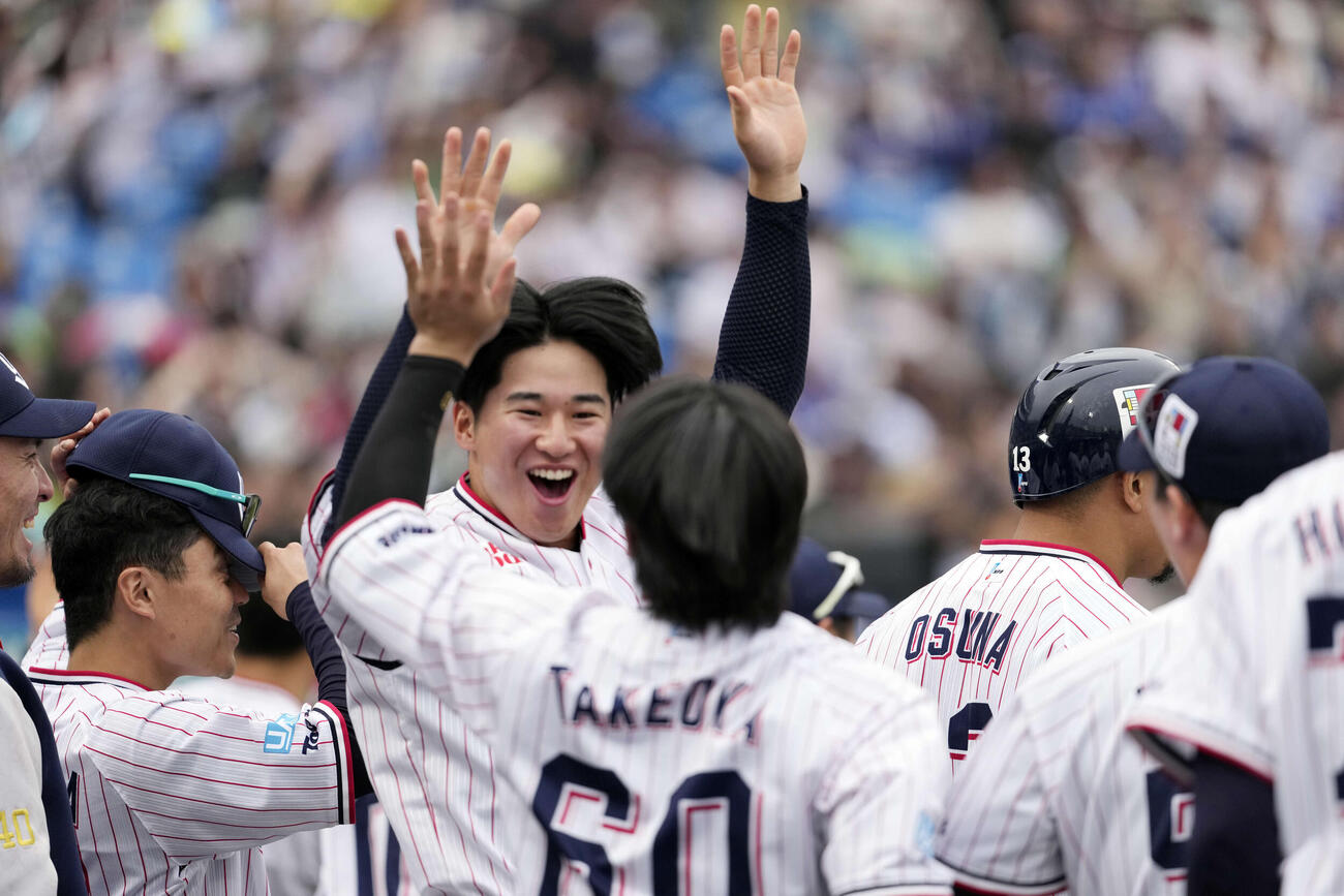 ヤクルト対中日　7回裏ヤクルト無死一塁、サンタナが勝ち越しの2点本塁打を放ち喜ぶ田中（撮影・小島史椰）