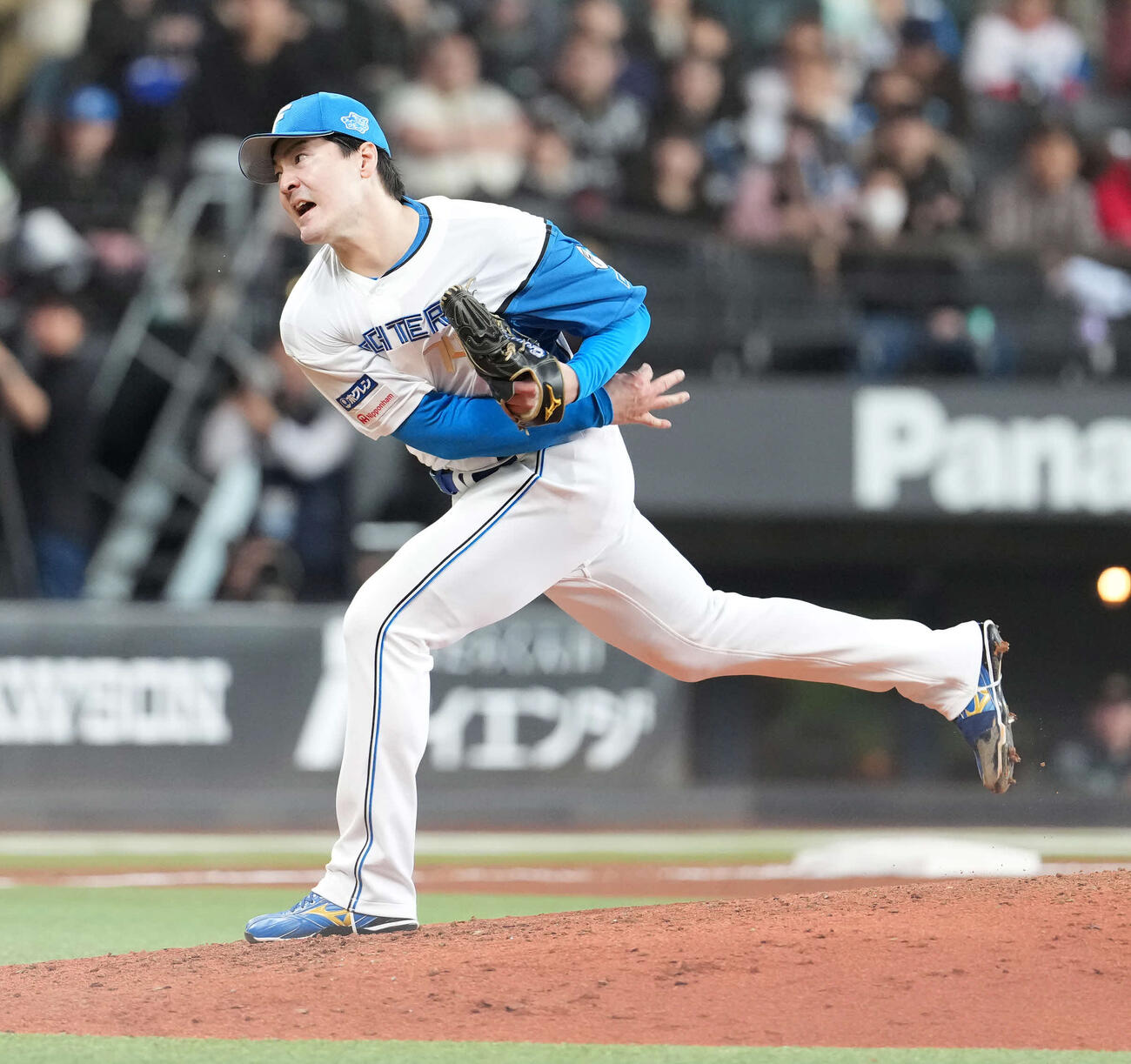 日本ハム対オリックス　7回、気合いの入った表情で投球する有原（撮影・井上学）