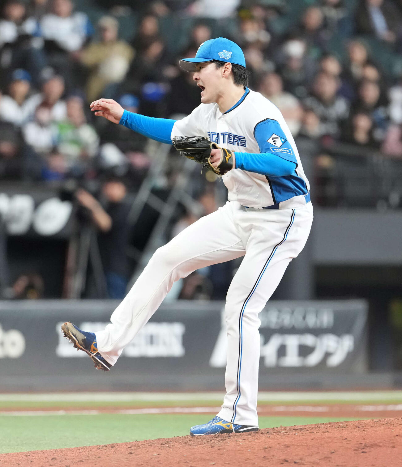 日本ハム対オリックス　7回、気合いの入った表情で投球する有原（撮影・井上学）