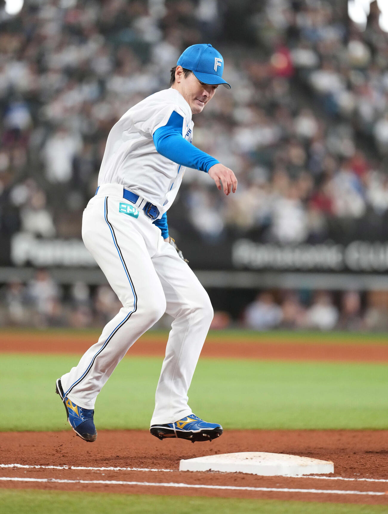 日本ハム対オリックス　7回、ベースカバーに入る日本ハム有原（撮影・井上学）