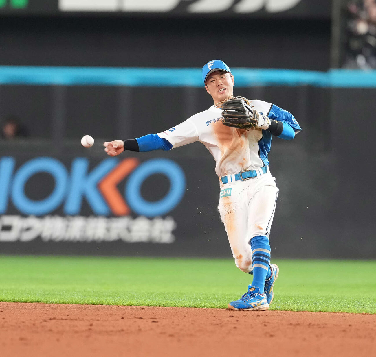 日本ハム対オリックス　5回、好守備を見せる奈良間（撮影・井上学）