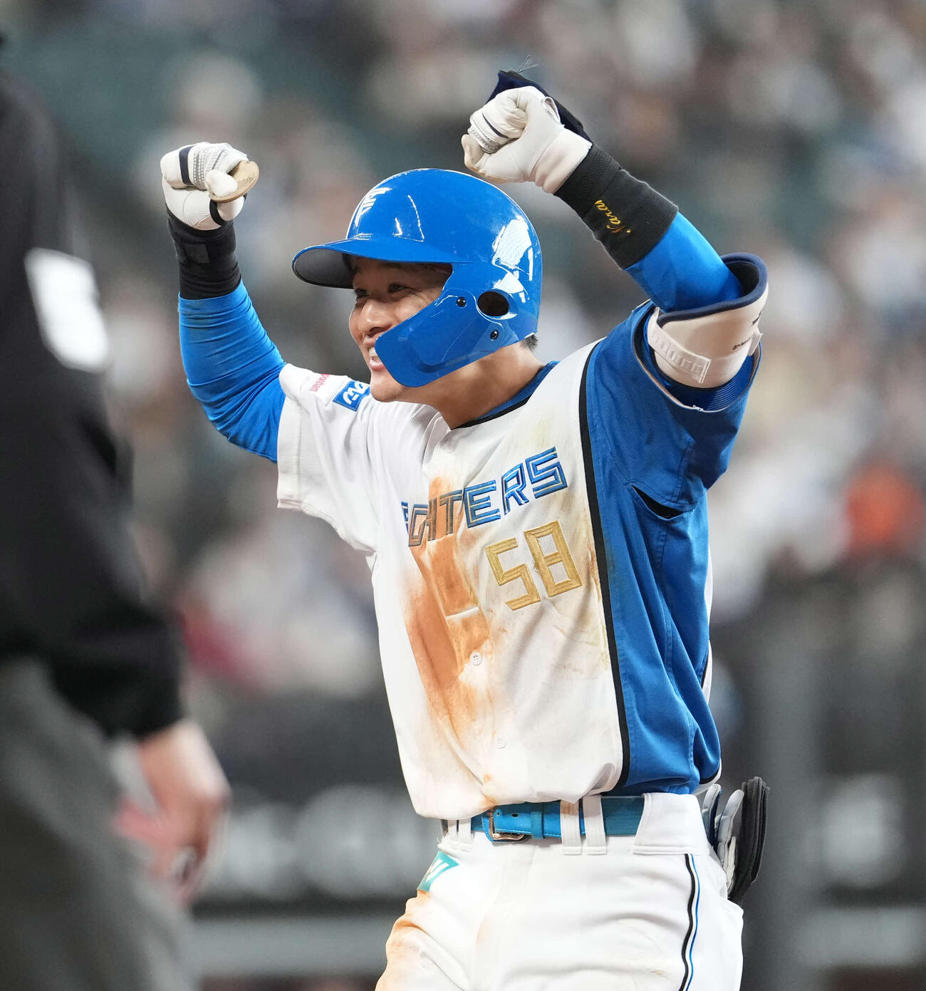 日本ハム対オリックス　5回、安打を放ち笑顔の奈良間（撮影・井上学）