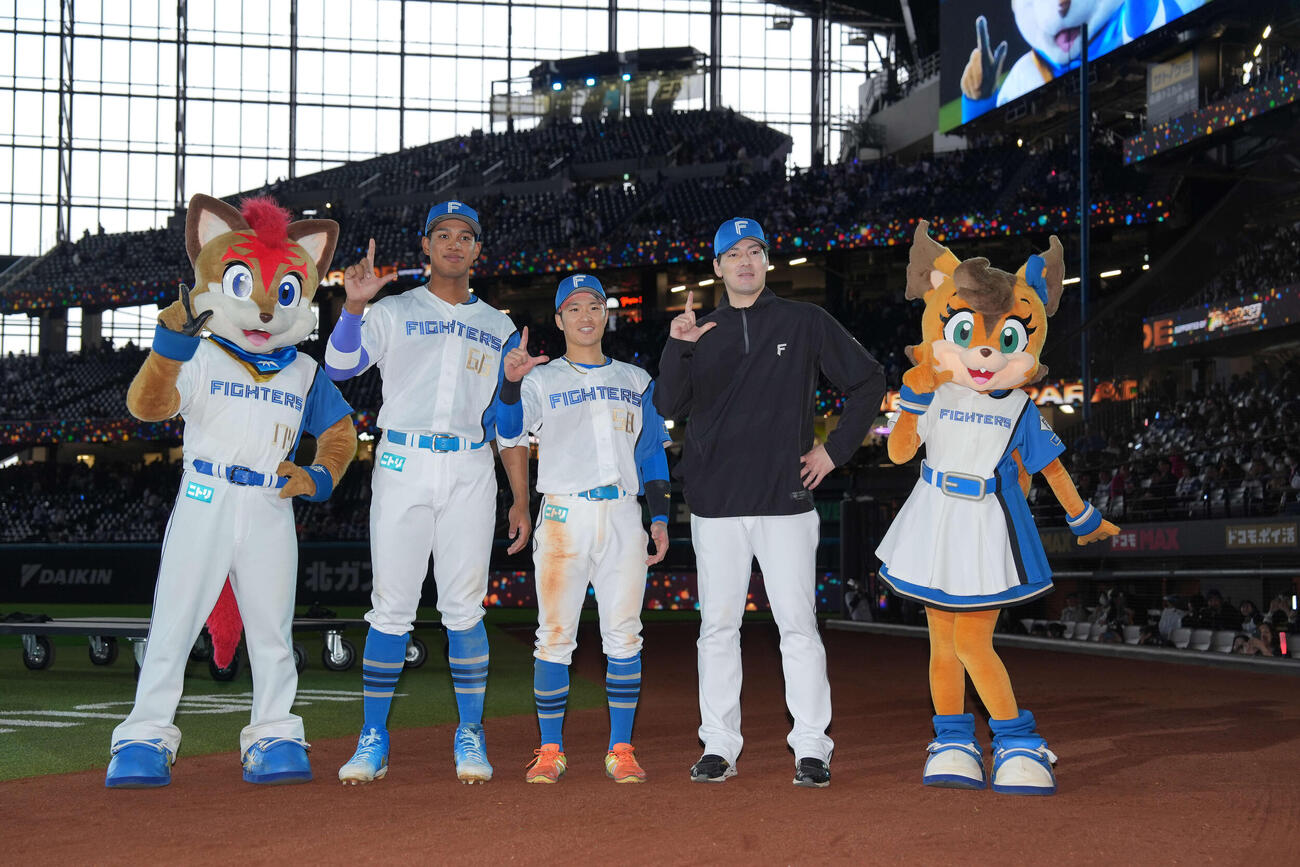 日本ハム対オリックス　ポーズを決める左から日本ハムの万波、奈良間、有原（撮影・井上学）