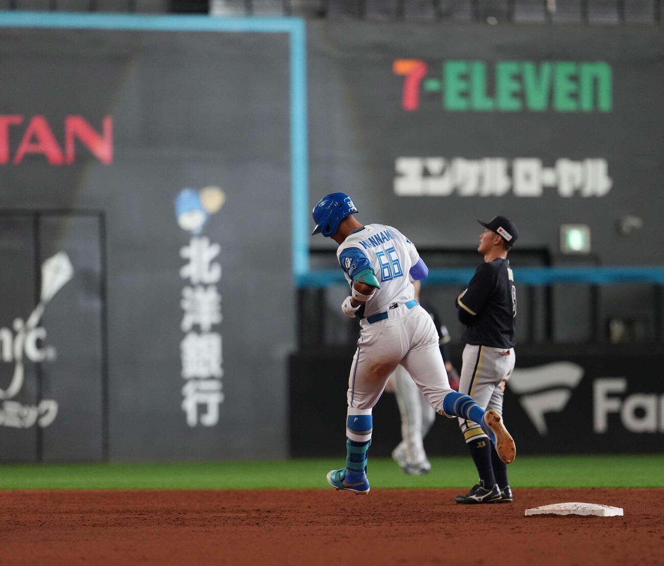日本ハム対オリックス　7回裏日本ハム2死一、二塁、3点本塁打を放ちベースを回る万波（撮影・井上学）
