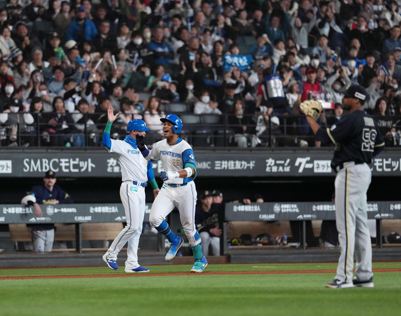 日本ハム対オリックス　7回裏日本ハム2死一、二塁、3点本塁打打を放ち生還する万波（中央）（撮影・井上学）