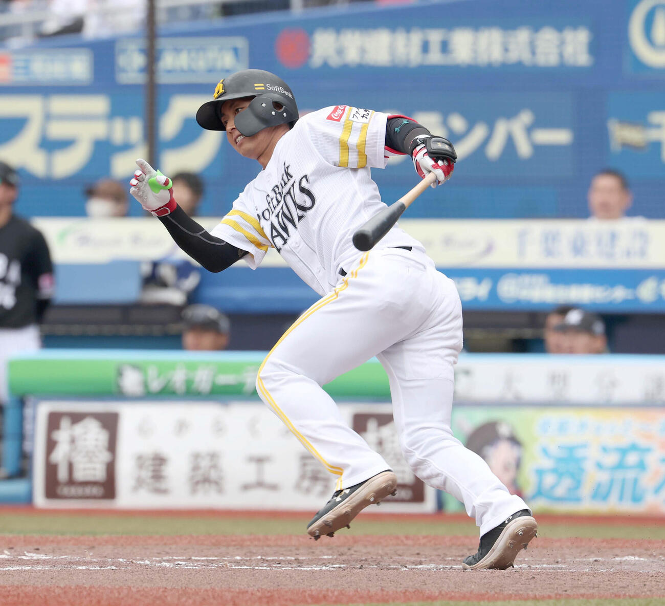 ロッテ対ソフトバンク　5回表ソフトバンク2死二、三塁、適時打を放つ今宮（撮影・黒川智章）