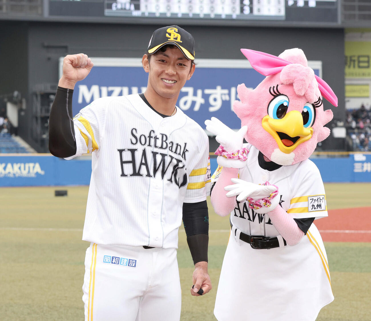 ロッテ対ソフトバンク　試合後、笑顔でガッツポーズの今宮（撮影・黒川智章）