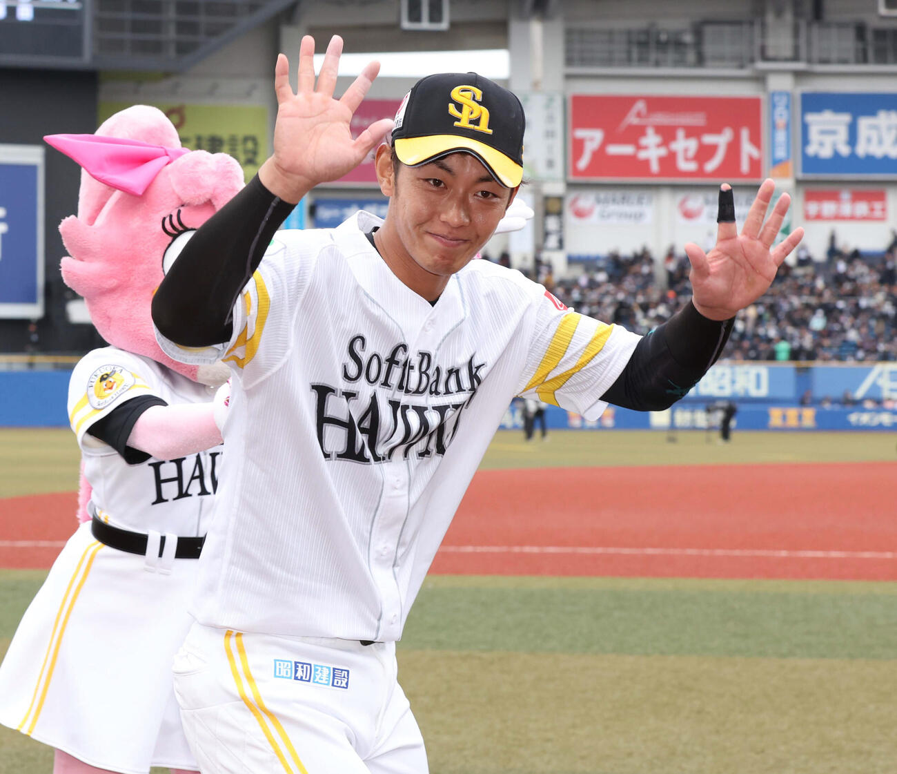 ロッテ対ソフトバンク　試合後、笑顔で手を振る今宮（撮影・黒川智章）