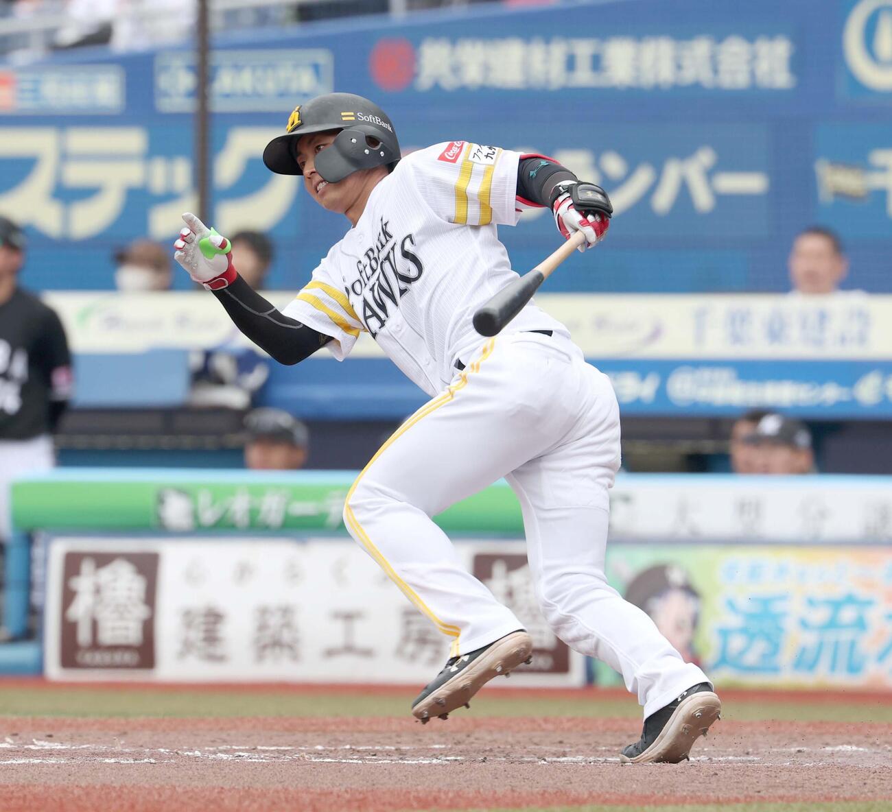 ロッテ対ソフトバンク　5回表ソフトバンク2死二、三塁、適時打を放つ今宮（撮影・黒川智章）