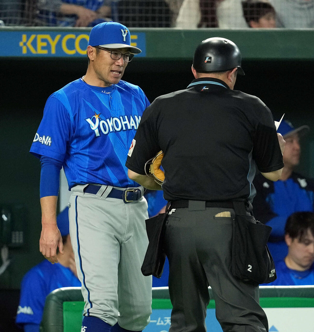 巨人対DeNA 8回裏、投手の交代を告げるDeNA相川監督（撮影・たえ見朱実）