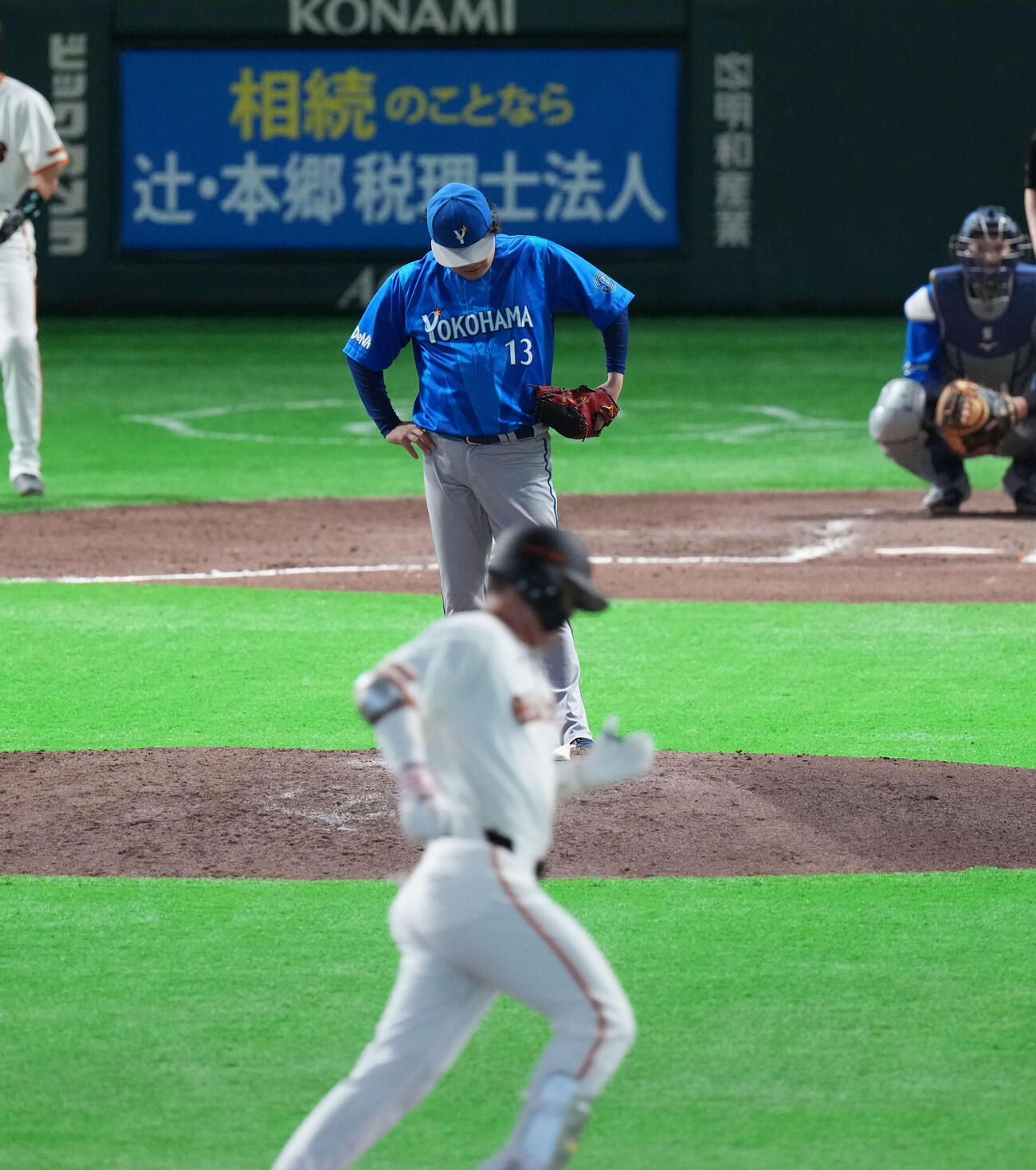 巨人対DeNA 7回裏巨人2死二、三塁、大城（手前）に3点本塁打を浴びがっくりとする伊勢（撮影・増田悦実）