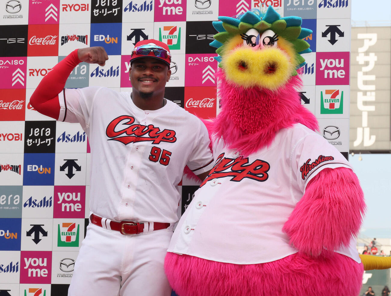 広島対阪神　お立ち台でポーズを決めるモンテロ。右はスラィリー（撮影・加藤孝規）